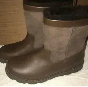 BNIB MENS UGGS \
